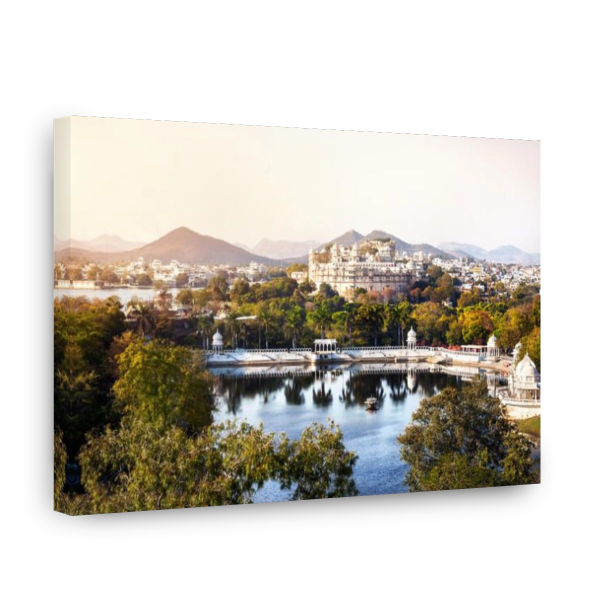 Lake Pichola with City Palace view in Udaipur, Rajasthan, India