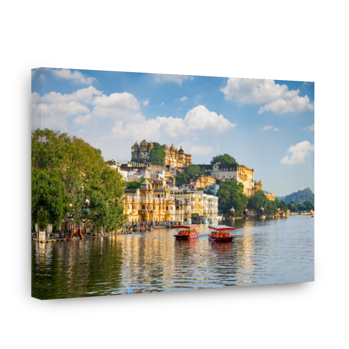 City Palace and tourist boat on lake Pichola. Udaipur, Rajasthan, India