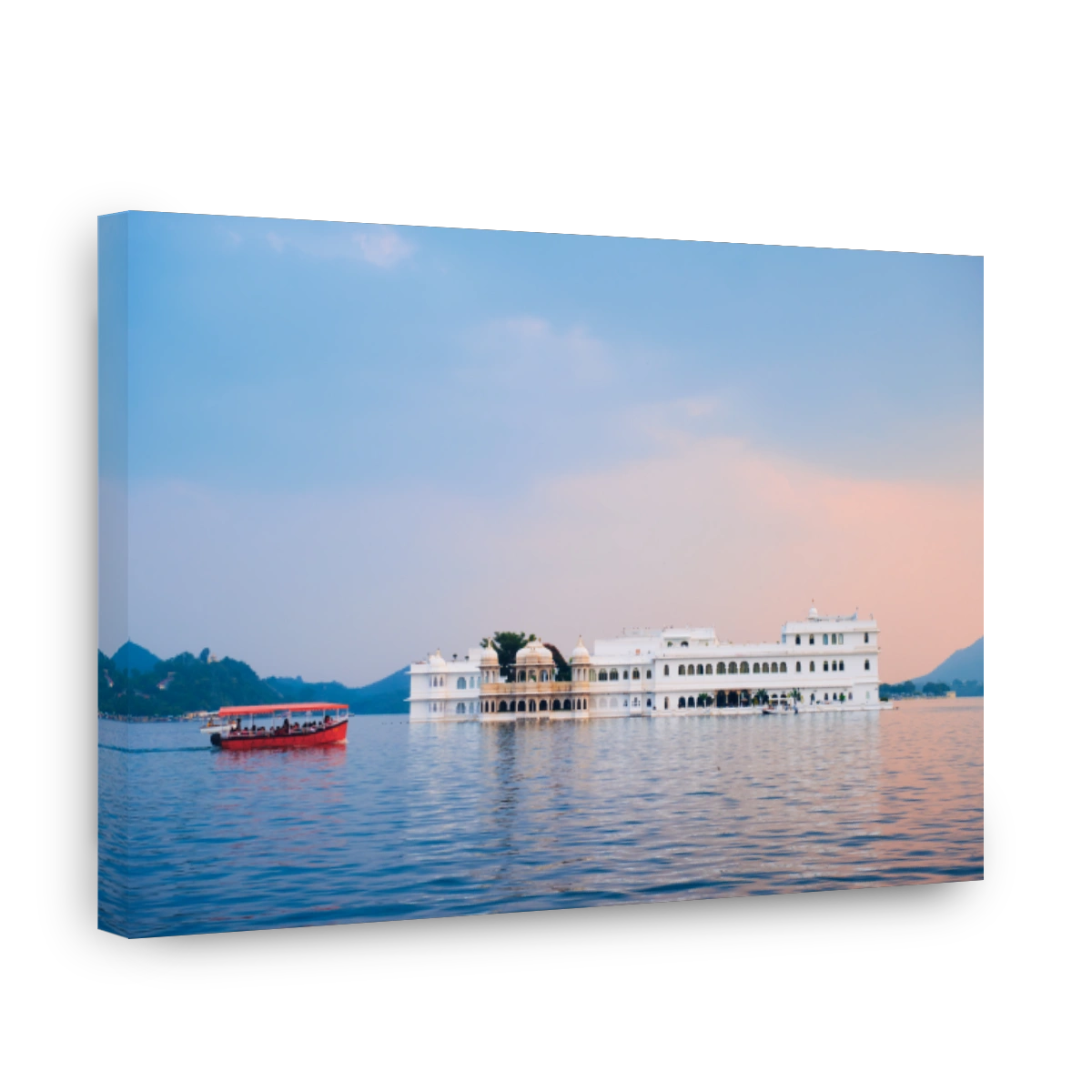 Lake Palace palace on Lake Pichola in twilight, Udaipur, Rajasthan, India