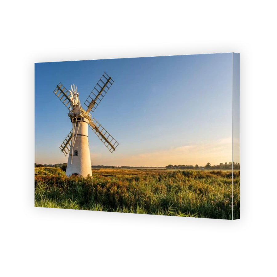 Sunrise at Thurne Mill. Built in 1820 and sitting next to the river Thurne, Norfolk Broads, Norfolk, England.