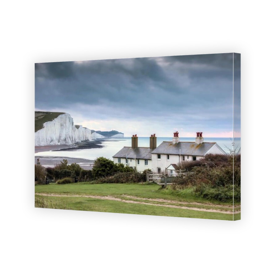Seven Sisters chalk cliffs and Coastguard Cottages, Cuckmere Haven, Seaford Head Nature Reserve, Seaford, East Sussex, England, UK