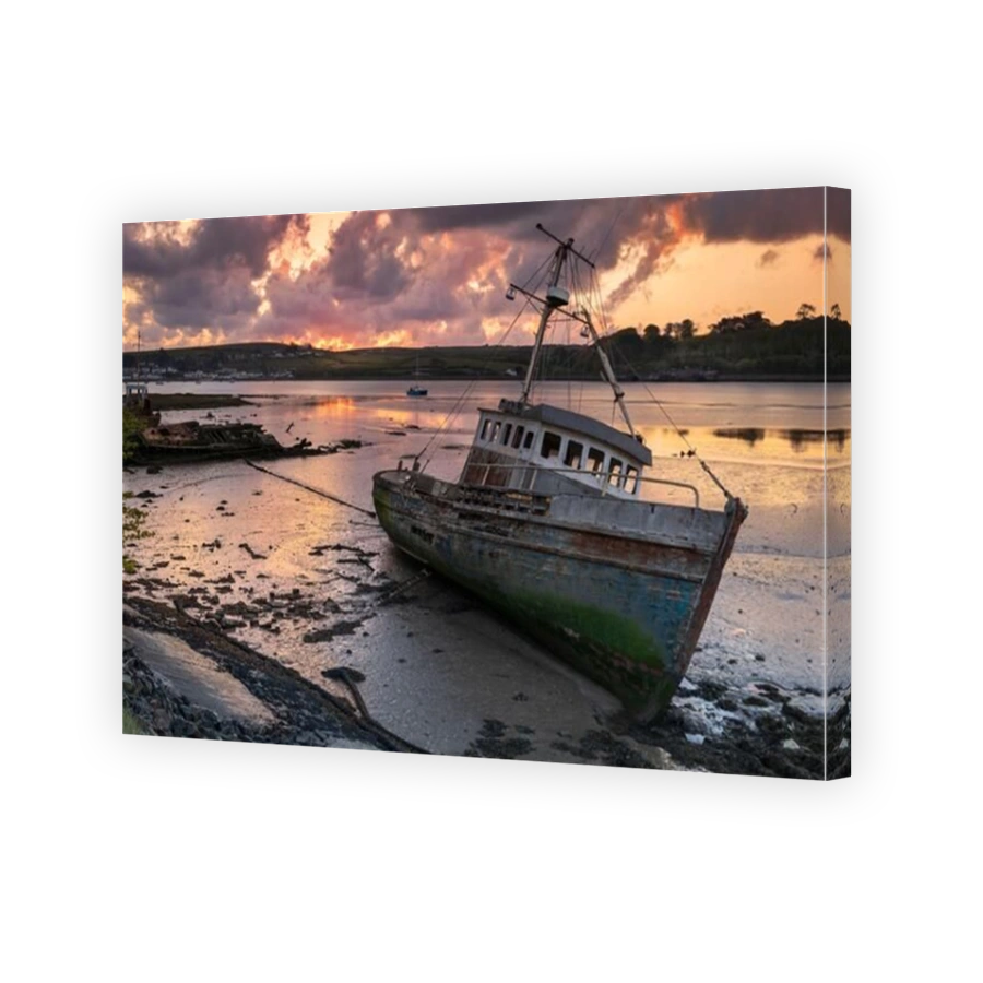 Appledore, North Devon, England. Friday 7th May 2021. UK Weather. As the tide recedes, the sun rises over the River Torridge and the abandoned boats t