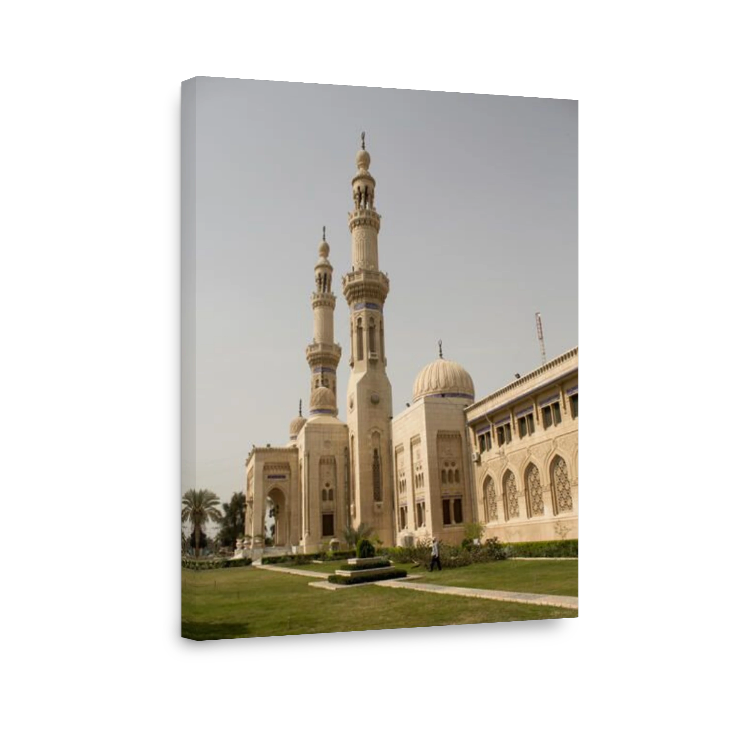 picture of a mosque Um Al-tobool during the day, Show the domes and minarets, the decoration of the Islamic, It is located near Baghdad International