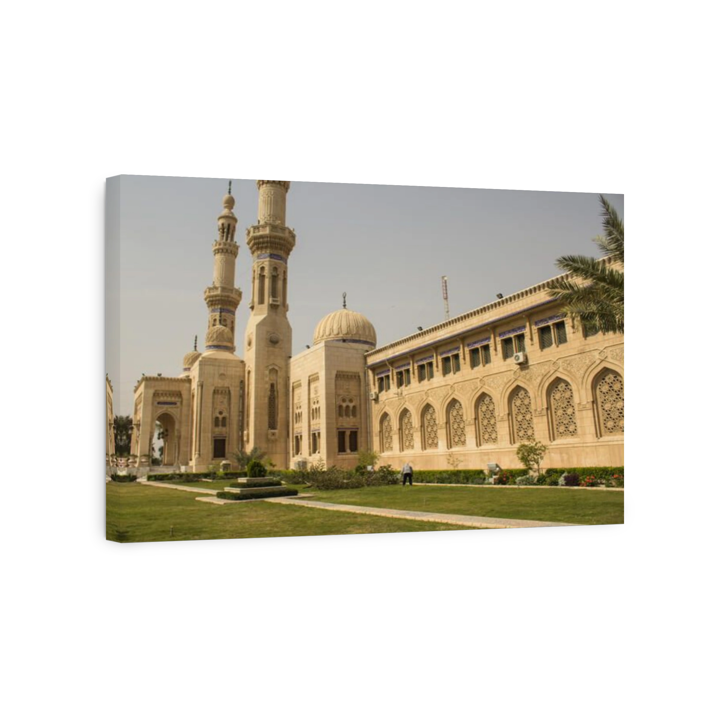 picture of a mosque Um Al-tobool during the day, Show the domes and minarets, the decoration of the Islamic, It is located near Baghdad International