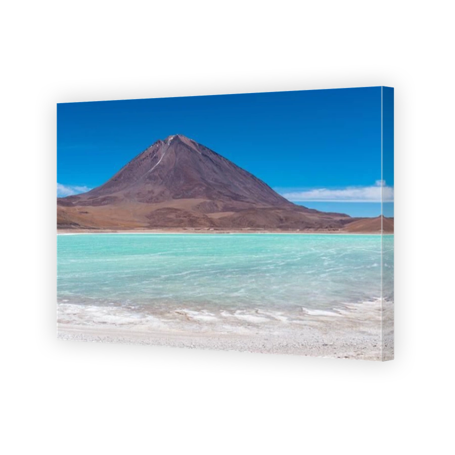 Laguna Verde (green lagoon) with Licancabur volcano, Eduardo Avaroa wildlife reserve, Uyuni, Bolivia.