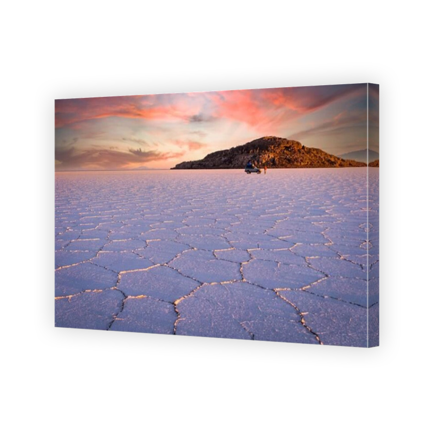 Sunrise with jeep at Salar de Uyuni, Bolivia
