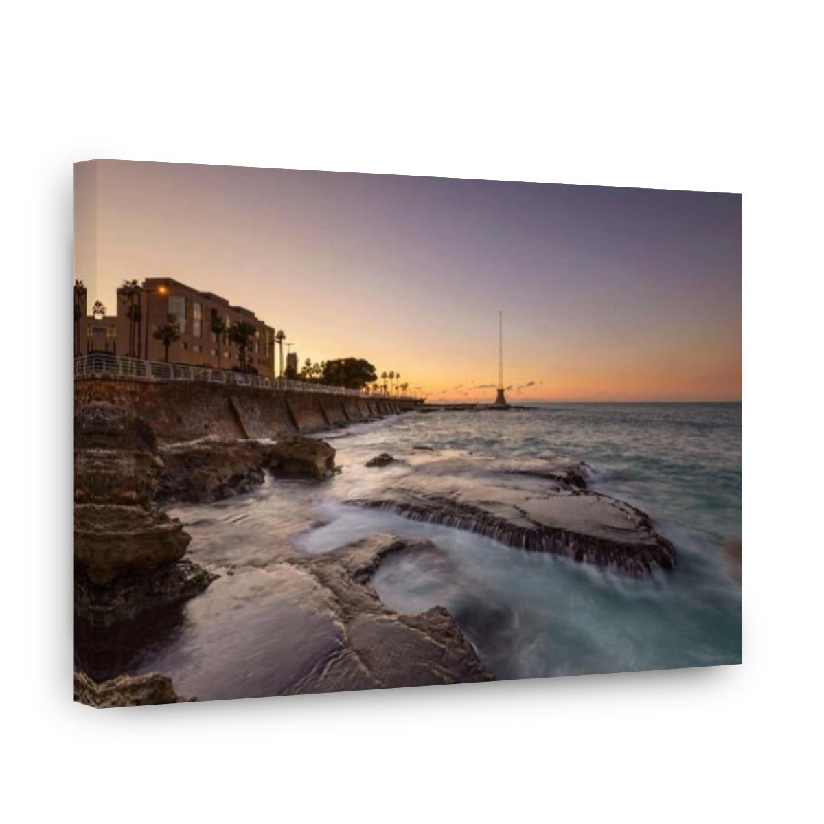 LEBANON, BEIRUT, DAR MREISSE, SEASIDE AT THE FOOT OF THE BEIRUT CORNICHE AT DUSK